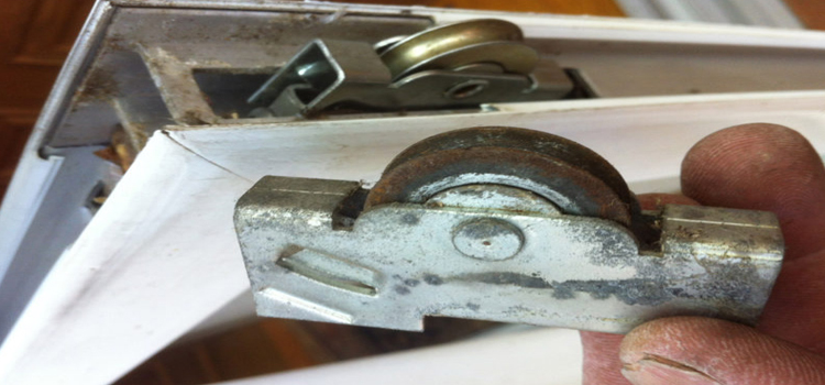 screen door roller repair in Dunedin